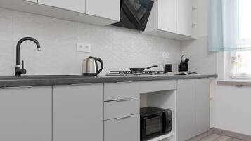 Apartment, 1 Bedroom, 2 Bathrooms | Private kitchen | Microwave, coffee/tea maker, cookware/dishes/utensils
