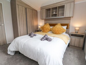 2 Schlafzimmer, individuell dekoriert, individuell eingerichtet