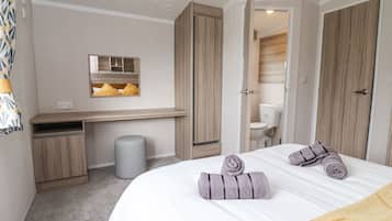 2 kamar tidur dan didekorasi berbeda-beda