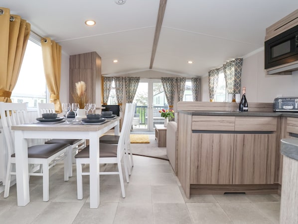 Kjøleskap, vannkoker, brødrister og kjøkkenutstyr