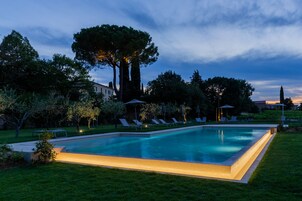 Una piscina al aire libre de temporada