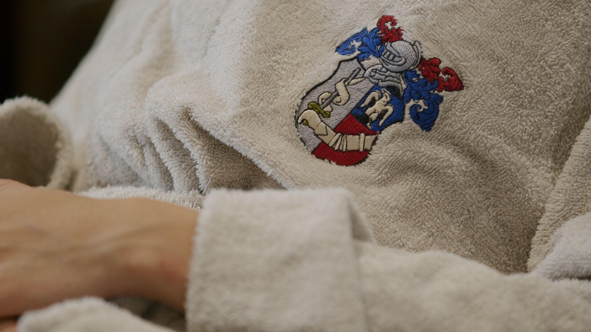 Une serviette blanche ornée d’un motif brodé aux couleurs vives.