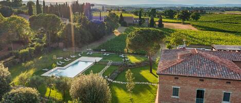 Una piscina al aire libre de temporada