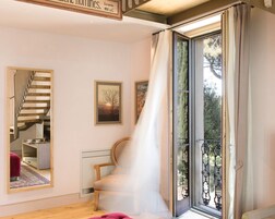 Signature Suite | Living area | Smart TV