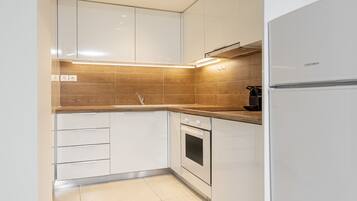 Fridge, oven, stovetop, coffee/tea maker