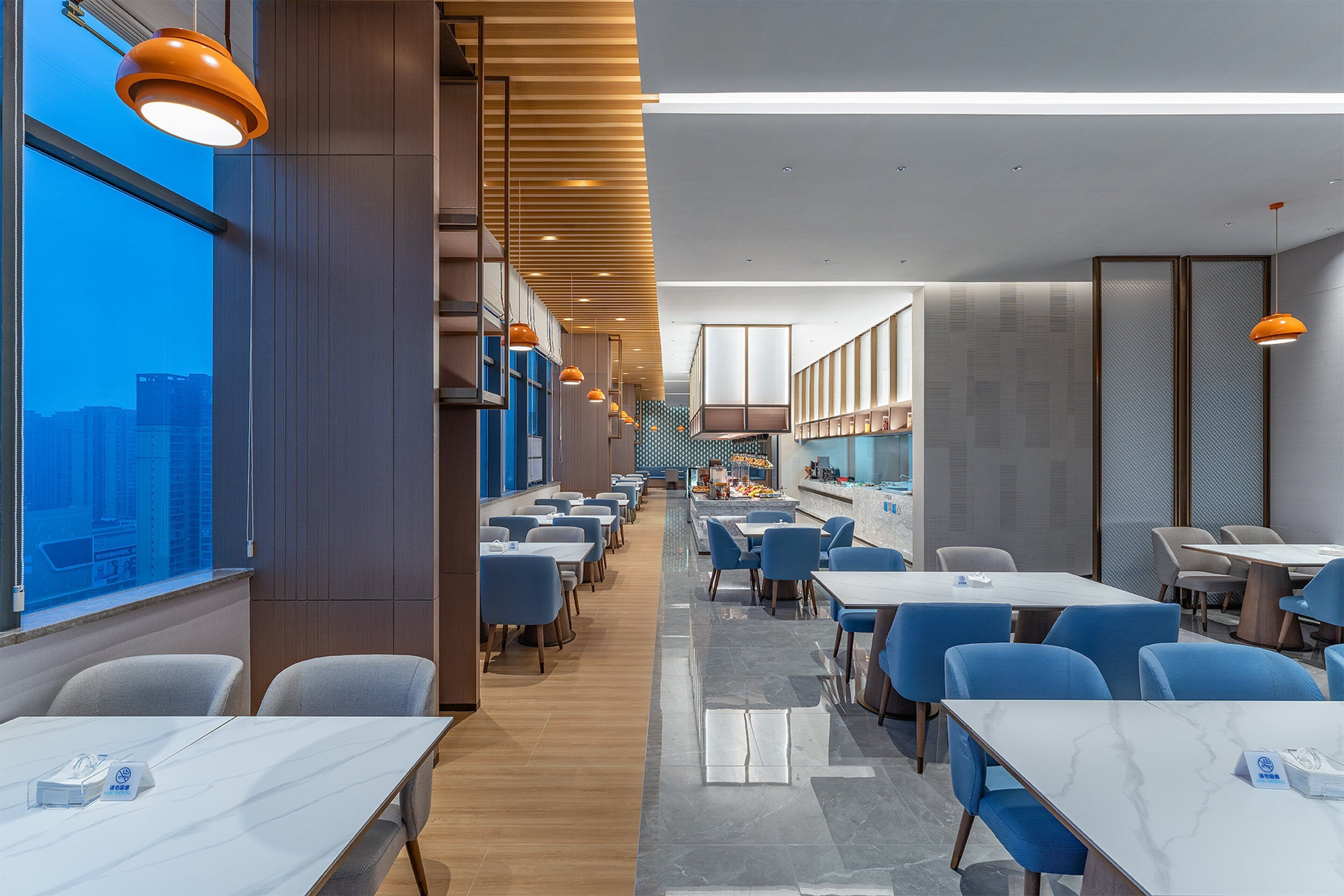 Café da manhã com buffet grátis todos os dias