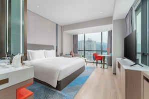 Chambre, 1 trÚs grand lit, accessible aux personnes à mobilité réduite | Literie de qualité, couette en duvet, coffre-fort, bureau