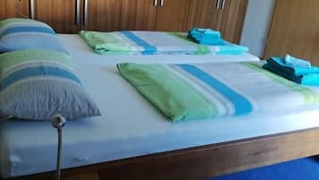 3 bedrooms, internet, bed sheets