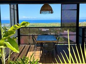 Outdoor dining - Vacoa-Villa Salba. Panoramic view., ** Vacoa ** - Villa Salba. Jardin et vue panoramique. (L'Étang-Salé)