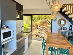 Fridge, microwave, oven, dishwasher - Vacoa-Villa Salba. Panoramic view., ** Vacoa ** - Villa Salba. Jardin et vue panoramique. (L'Étang-Salé)