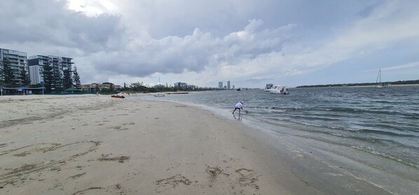 ビーチの近く、ビーチタオル
