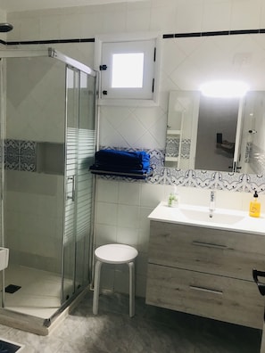 Shower, hair dryer, towels, soap - Apt. Luna de Lobos (Corralejo)