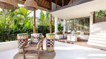 Luxe villa, 4 slaapkamers, privézwembad | Woonruimte | Een 32-inch flatscreentelevisie met kabelzenders