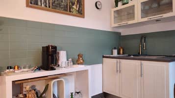 Trona infantil, licuadora, utensilios de cocina y especias