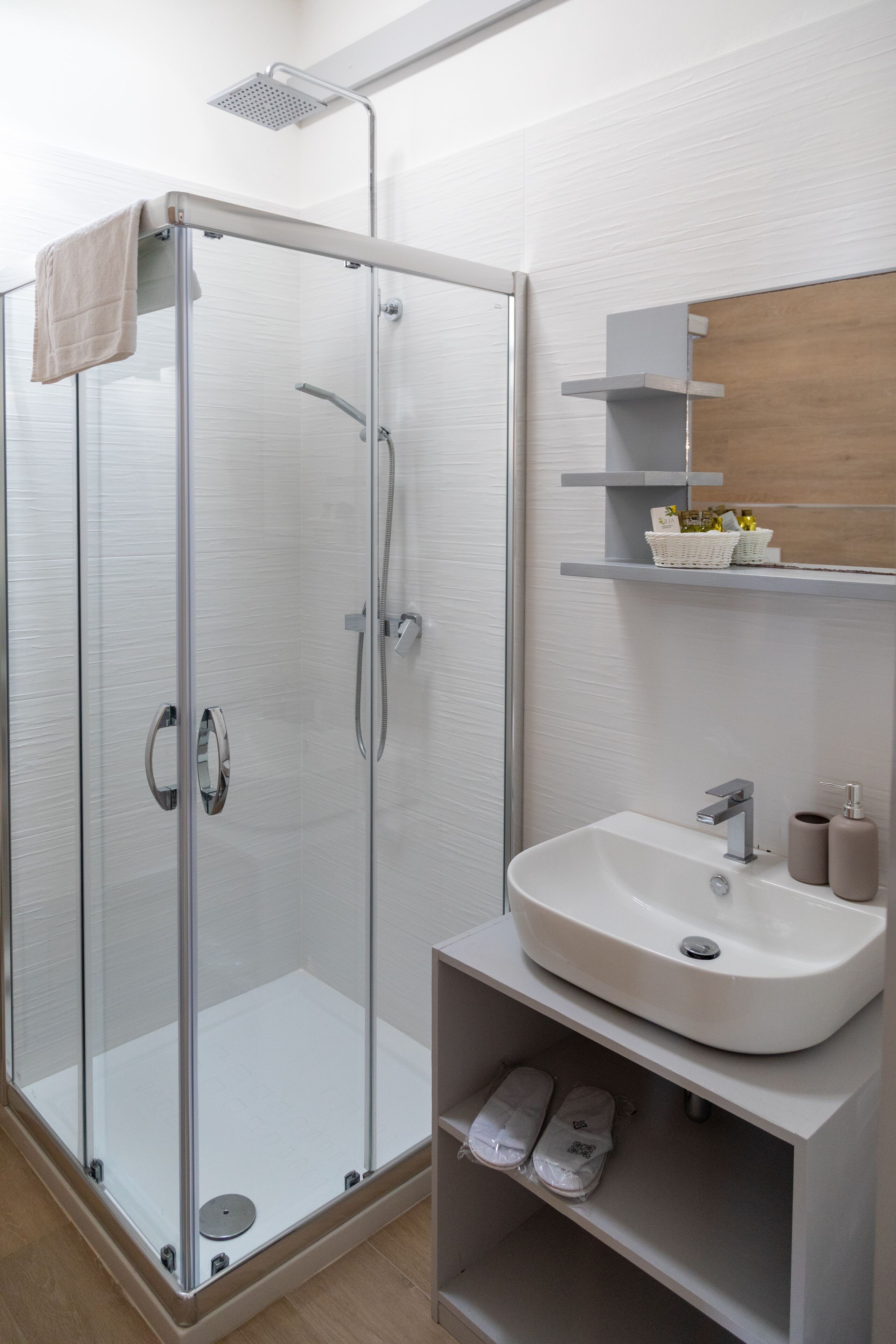 Appartamento panoramico, vista mare | Bagno | Doccia, soffione a pioggia, asciugacapelli, pantofole