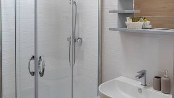 Appartamento panoramico, vista mare | Bagno | Doccia, soffione a pioggia, asciugacapelli, pantofole