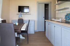 Panoraamahuoneisto, merinäköala | Oleskelualue | Televisio