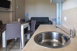 Panorama appartement, uitzicht op zee | Woonruimte | Een televisie