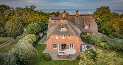 Hüs Kairem - Reetgedeckte Doppelhaushälfte mit Einzelhaus-charakter