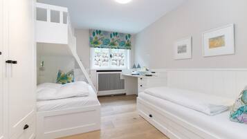 2 bedrooms, desk, iron/ironing board, free WiFi