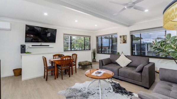 TV - Water Views From Your Window (BELLARA)