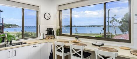 Een koelkast, een microgolfoven, een kookplaat, een vaatwasser