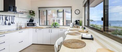 Fridge, microwave, stovetop, dishwasher