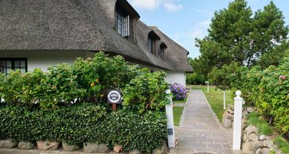 Die Reetgedeckte, Gepflegte Anlage Liegt auf Einem ca. 2000 m² Großem Grundstück