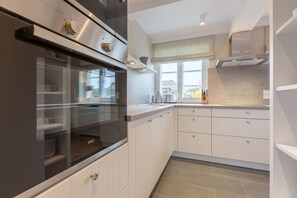 Fridge, microwave, oven, stovetop - Loos - Renovierte Erdgeschoßwohnung Inklusive Wohlfühlatmosphäre (Sylt / OT Keitum)