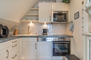 Kjøleskap, mikrobølgeovn, ovn og kokeplater