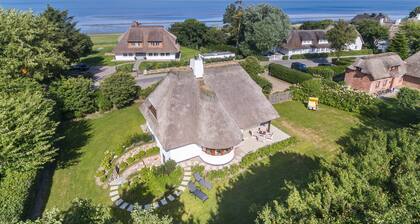Das Wunderschön Gelegene Einzelhaus ist Reetgedeckt mit ca. 120 m²