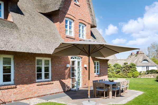 Outdoor dining - Ebbe und Flut - Reetgedecktes Einzelhaus in Unmittelbarer Nähe zum Wattenmeer (Sylt / OT Keitum)