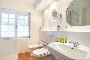 Een douche, een haardroger, een bidet, handdoeken