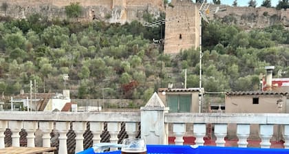 Casa con jacuzzi y piscina con vistas al castillo