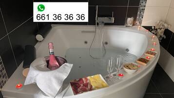 Baignoire à jets, sèche-cheveux, bidet, serviettes fournies