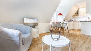 Moderni loft-tyylinen asunto, jossa on ruokailutila, keittiö ja oleskelutila.