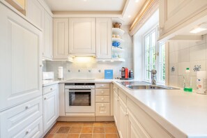 Kjøleskap, ovn, kokeplater og oppvaskmaskin