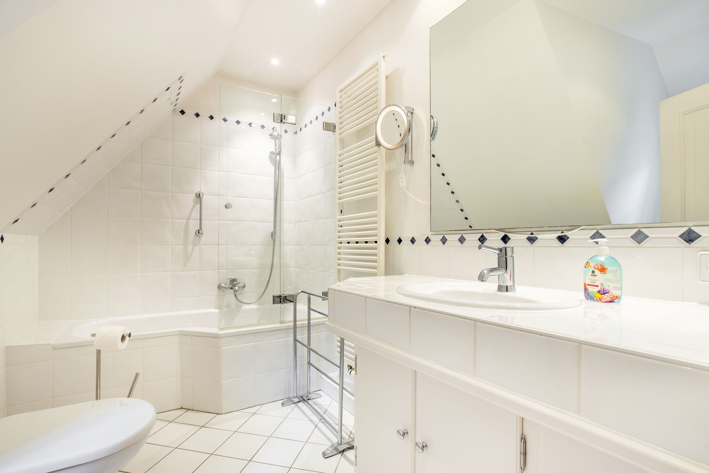 Une salle de bain moderne avec une baignoire, des toilettes et un lavabo.
