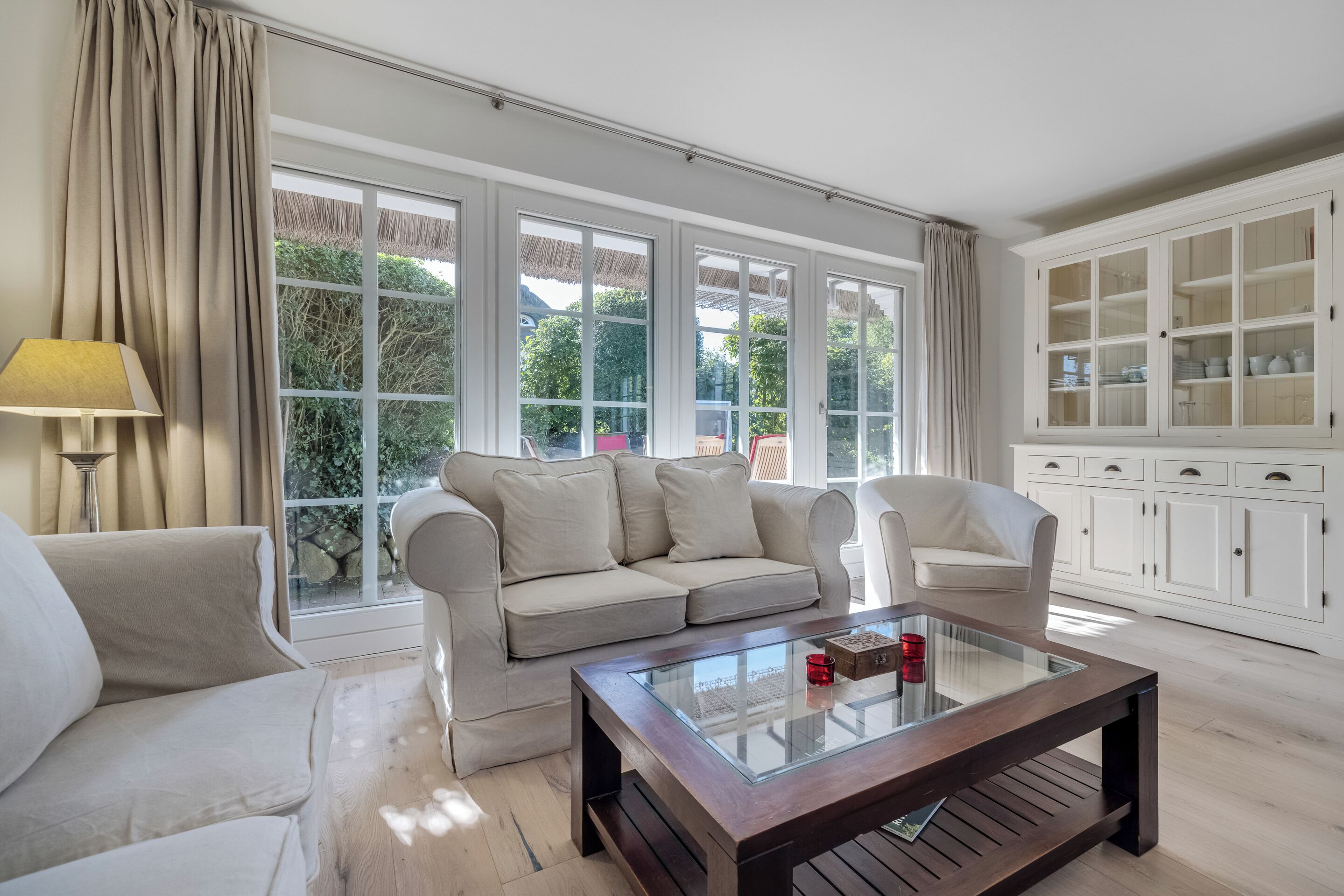 Télévision, cheminée, lecteur de DVD, chaîne hi-fi