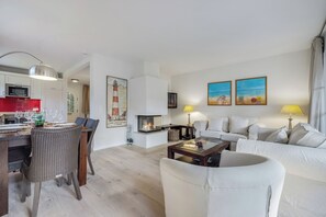 Televisión, chimenea, reproductor de DVD, estéreo