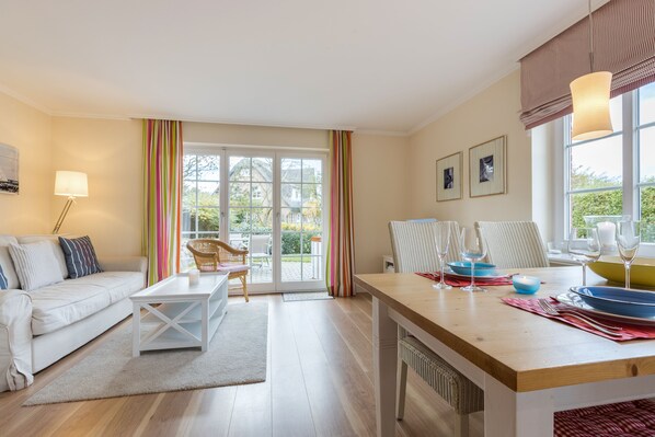 テレビ、DVD プレーヤー、ステレオ