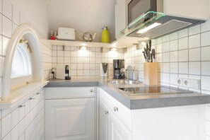 Refrigerador, parrilla de estufa, lavavajillas y cafetera y tetera 