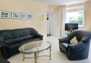 Una televisión, un reproductor de DVD, un reproductor estéreo