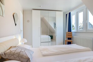 4 bedrooms, iron/ironing board, free WiFi, bed sheets