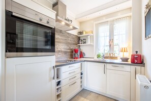 Kylskåp, ugn, spishäll och diskmaskin