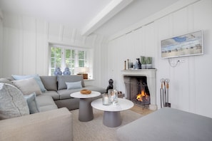 TV, fireplace - Käptn's Hüs - generously proportioned apartment over two levels (Sylt / OT Keitum)