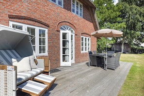 Outdoor dining - Käptn's Hüs - generously proportioned apartment over two levels (Sylt / OT Keitum)