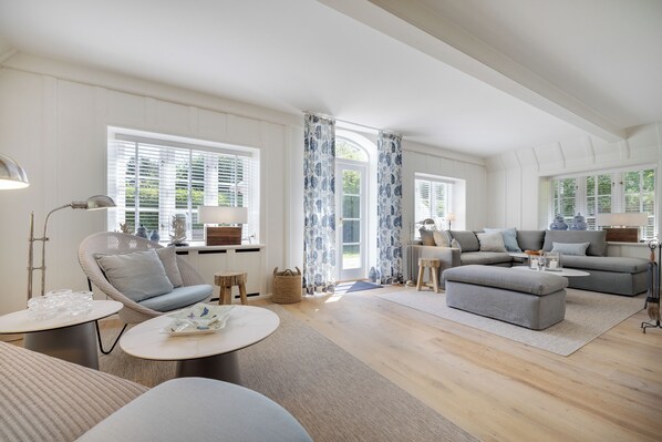 TV, fireplace - Käptn's Hüs - generously proportioned apartment over two levels (Sylt / OT Keitum)