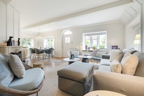 TV, fireplace - Seepferdchen - Großzügig Geschnittene Wohnung Über Zwei Ebenen (Sylt / OT Keitum)