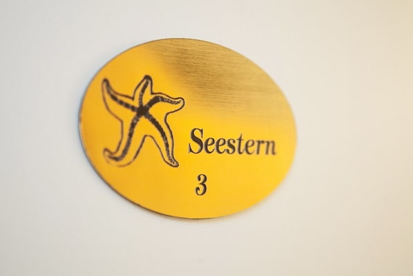 Ein rundes Schild mit einem Seestern und dem Schriftzug 'Seestern 3'.